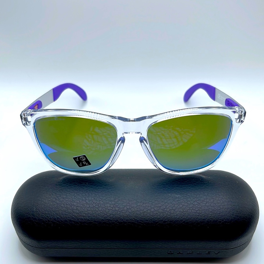 NWOT. Men’s Oakley polarized sunglasses. Transparent rims and metal arms.